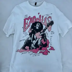 En skit snygg t shirt med Bob Marley på🥹 skriv gör fler bilder och pris går att diskuteras 