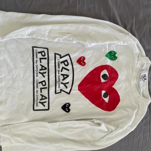 Play Comme des garcons  - Använd 1 gång för att testa men blev för liten. Den är är äkta, kvitto finns!