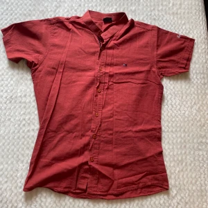 Skjorta herr - Skjortan är inte äkta, mycket bra skick, priset är förhandlingsbart.