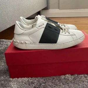 Valentino opens  - Dom har en del defekter om man undrar vilka dom är får man skriva å fråga.