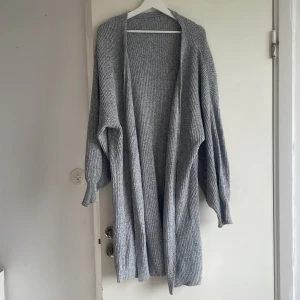 Kofta  - Bra att ha på sig i vinter. Storlek är S,36. Färgen är grå. 