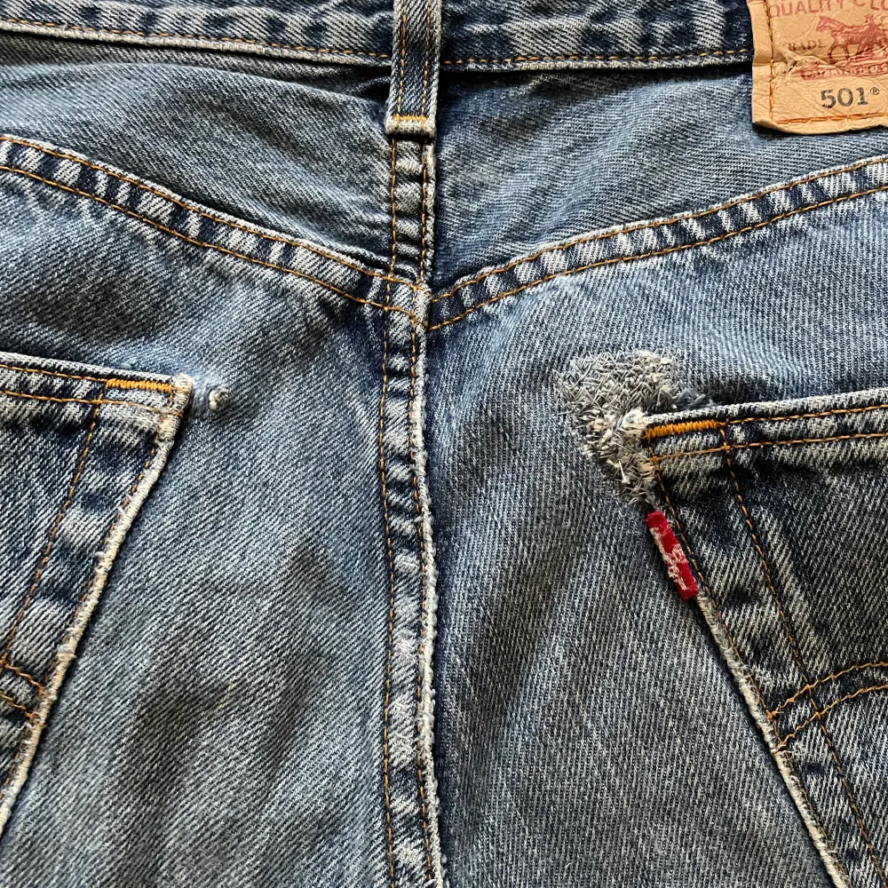 Levis jeans i passformen 501. De är ganska slitna på vissa ställen så skriv bara så kan jag skicka fler bilder💗. Jeans & Byxor.