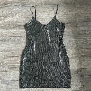 Glittrig festklänning  - Klänning från H&m som ej är använd. Inga konstighetet kp fö frågor💕