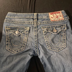 True religion  - Säljer dessa jeans för att de är lite för stora. De är i bra skick fast på sista bilden ser man att det är lite slitet längst nere vid benet❤️ kom privat om bild på🥰Kan också tänka mig att sänka priset så buda gärna ❤️