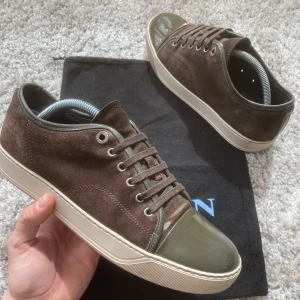 Lanvins - Ett par feta lanvins i uk 7. Dem har en mörkbrun mocka och skick 7,5/10 då sulorna har lite slitningar, inget som märks när de används. Hör av dig vid frågor!