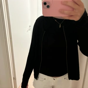 Svart kofta  - Snygg svart kofta