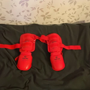 Budo Nord benskydd   - M storlek på ben skydden och skick kan vara en stark 8/10 . Ben skydden passar verkligen bra de skyddar än verkligen bra och bra kvalitet. Deras påse kommer med oxå 