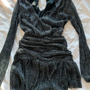 Fest klänning  - Använt få gånger. Har ett liten hål vid armen men det går lätt och sy ihop. 