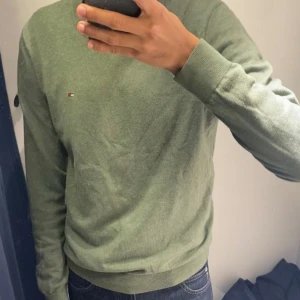Tommy Hilfiger tröja - Sömmen har gått upp men inget som märks (kolla sista bilden)
