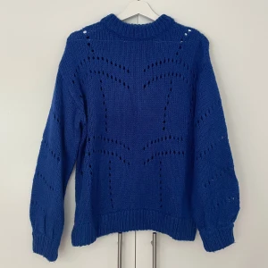 Marinblå stickad tröja - Stickad tröja från Gina Tricot. Perfekt till sommarkvällar💙 Lite oversized