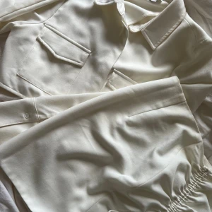 Sett NA-KD  - SUUUUPER snyggt sett från nakd. Använd 1gång så de är som nytt! Kan användas var för sig! Kjolen har en slits med resår och kavajen en slits i bak 🤍