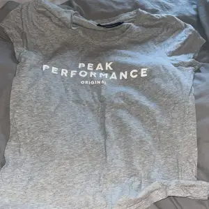 Säljer min peak performance T-shirt då den inte kommer till användning 💓