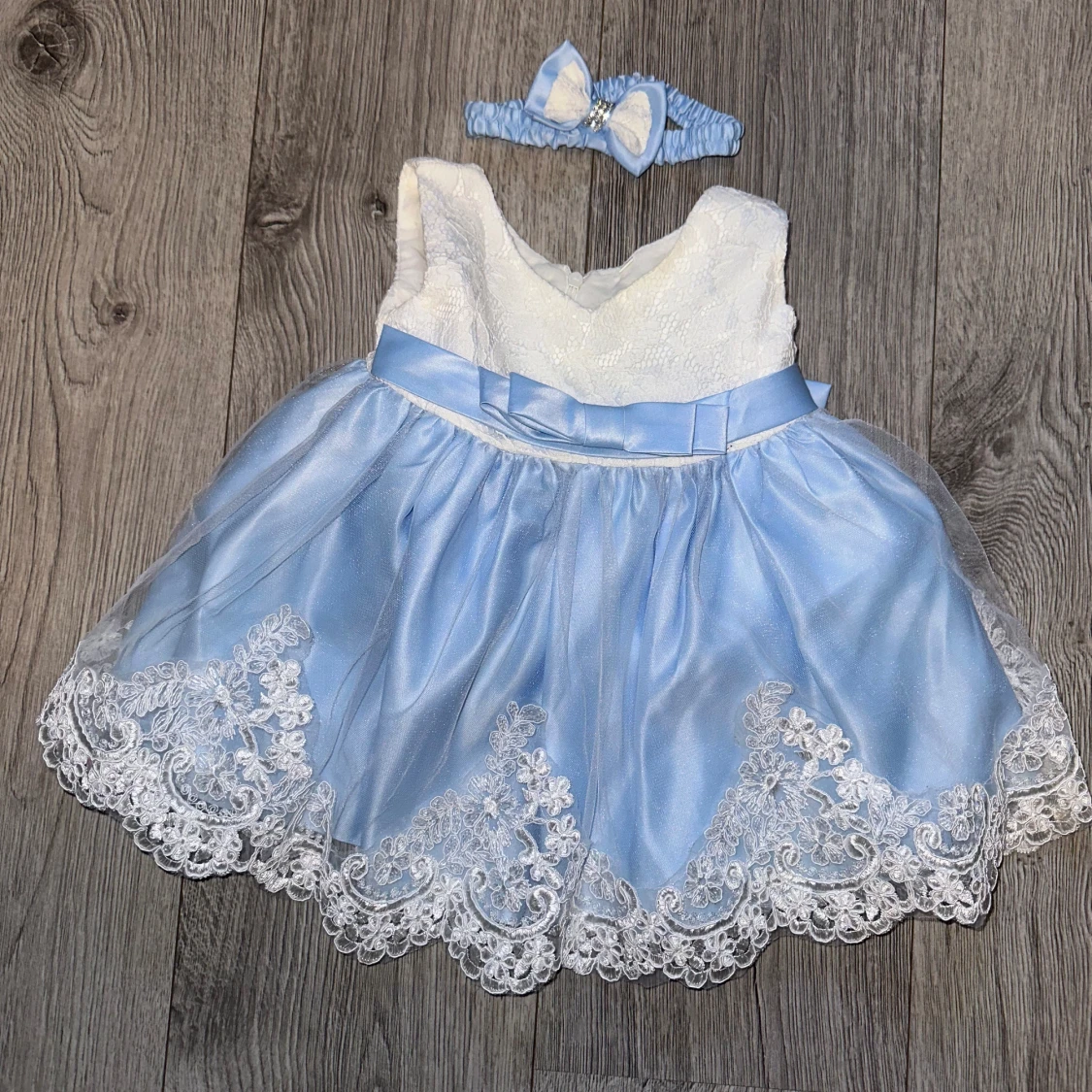 Dop/fest klänning i ljusblå färg 