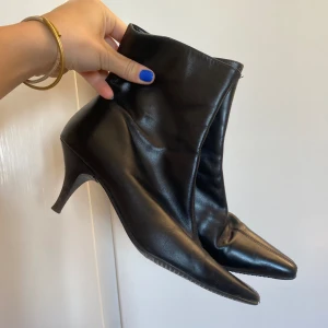 Klackar smal tå - Skit snygg speciellt under en stor byxa så ser man gå spetsen. 