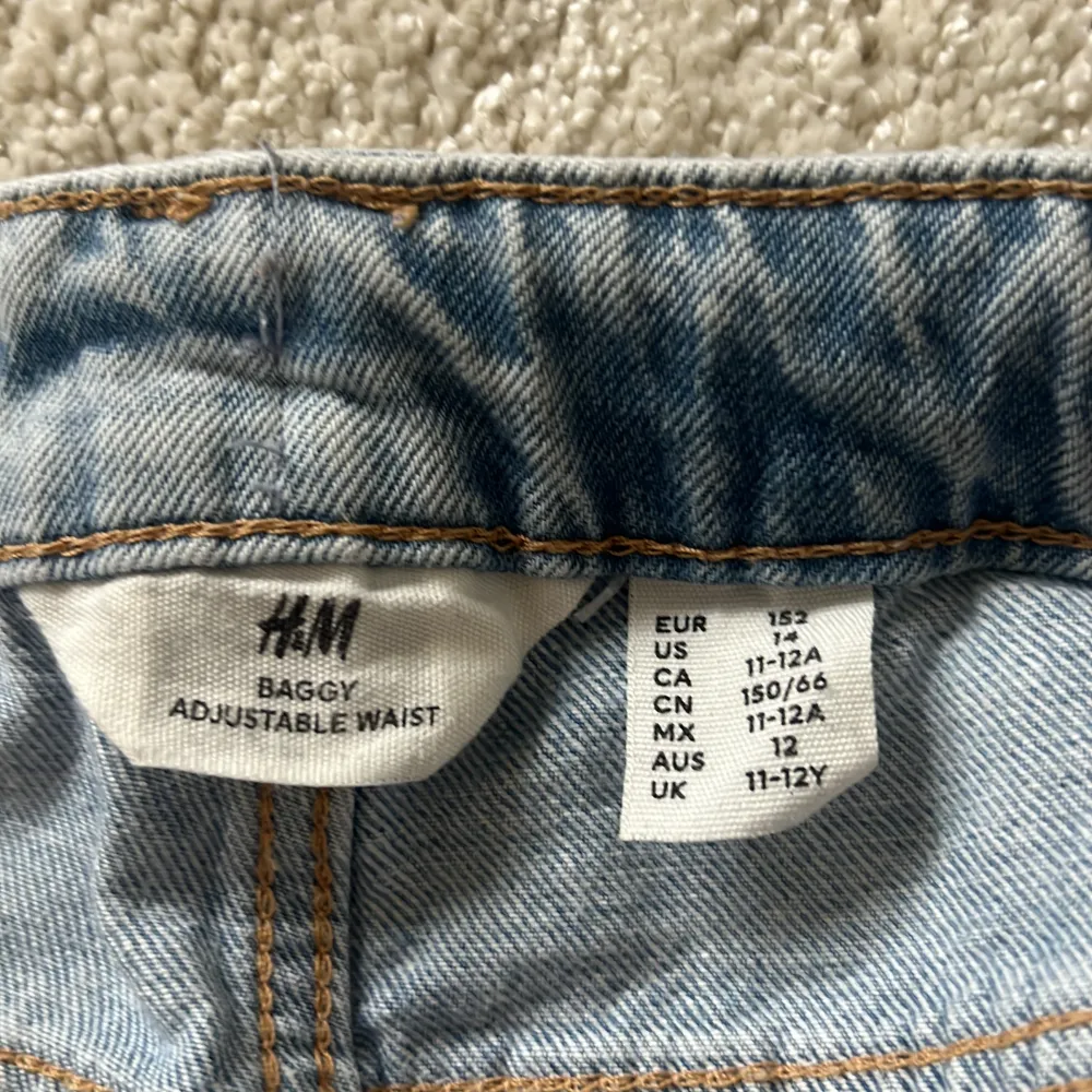 Jeans från H&M, bra skick. Stl:152. Somriga jeans. Blommigt mönster på framsidan.. Jeans & Byxor.
