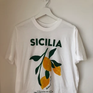 H&M t-shirt - Never used because I bought it in the wrong size, perfect for summer! 