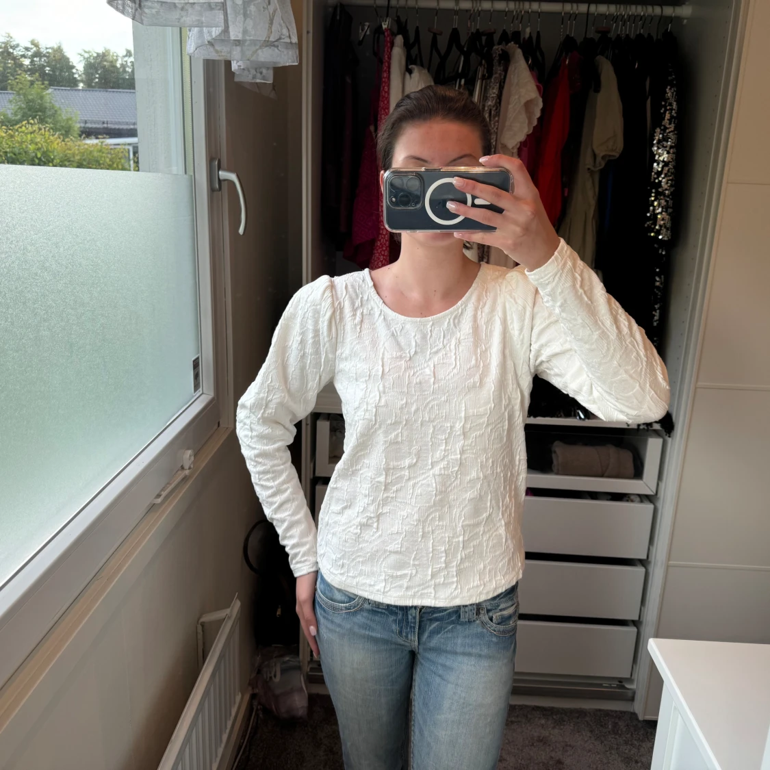 Vit topp med snyggt mönster