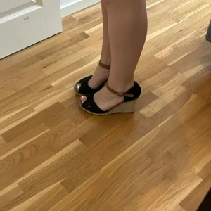 Tommy Hilfiger klackar💕 - Säljer dessa otroligt söta klackarna från Tommy Hilfiger i storlek 41💕de är lite små i storleken och passar mig som har 40. Priset kan diskuteras!
