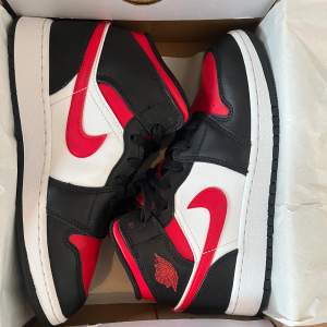 Ett par AIR JORDAN 1 MID(GS) i färgen Black/Fire red-White. Andvända ett fåtal gånger och upplevs som nyskick. Låda medföljer. Storlek 37.5, skriv för intresse av fler bilder!