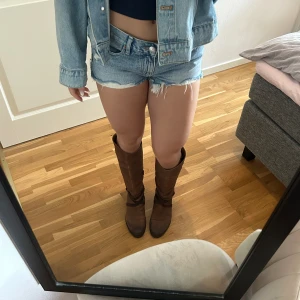 Bruna Novita Stövletter💕 - Säljer dessa otroligt snygga stövletter från Novita i storlek 40💕 stövletterna är i bra skick och har inga defekter. Ordinarie pris ligger på 3900, priset kan diskuteras! 