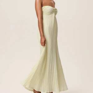 Adoore klänning  - Kollar intresset på denna slutsålda klänningen från adoore i storlek 34. Lappar kvar på och snören kommer till axlarna som man kan knyta!