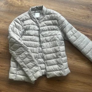 Vårjacka - Vårjacka köpt här på PLICK, säljer den vidare då den är för kort i ärmarna på mig❤️‍🔥