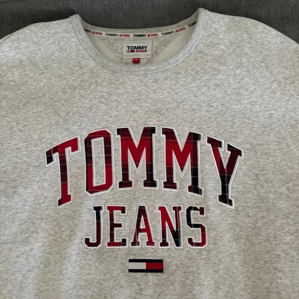 Säljer en sweatshirt från Tommy Jeans i storlek XXL. Superfräscht skick.. Hoodies.