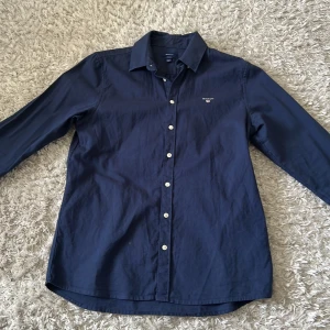 Gant skjorta  - Mörkblå skjorta från gant i storlek 170 eller S/Xs, den är i mycket bra skick och har knappt tecken på användning. En riktigt najs skjorta till sommaren.