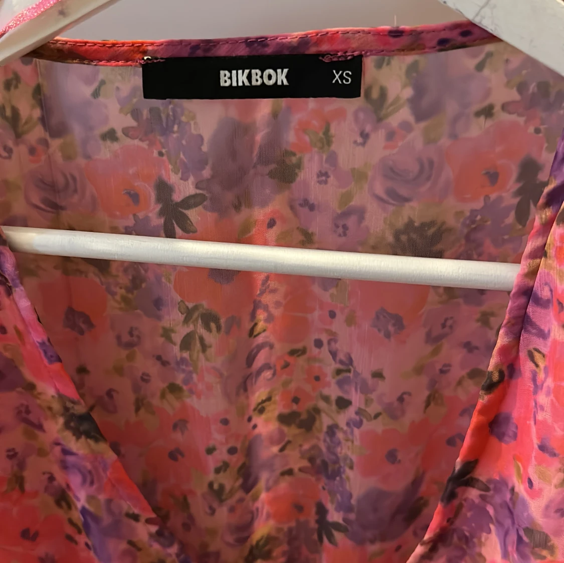 blommig blus från bikbok - 90