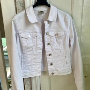 Vit jeansjacka - Vero Moda - Vit jeansjacka från Vero Moda. Storlek S, men mindre i storleken, passar även XS. Endast använd ett fåtal gånger, i mycket fint skick 🌸