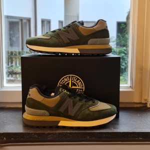 Stone Island x New Balance 574 'Legacy' sz. 44 - Selling the new Stone Island x New Balance 574 'Legacy' in dark green.  size 44 Bought in the Stone Island store, can show receipt. Scan the qr code to check authenticity.