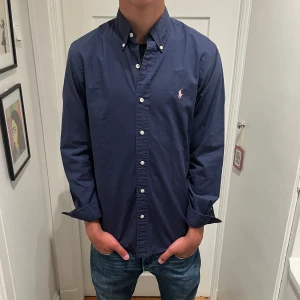 Ralph lauren skjorta  - Hej, säljer nu en snygg Ralph lauren skjorta storlek S Slim fit. Den är i bra skick, passar bra till sommaren. Först till kvarn:)