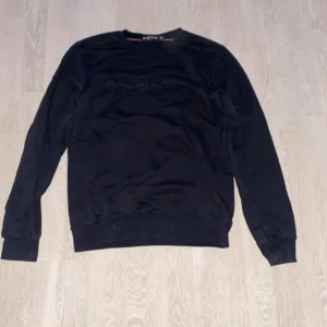 Säljer en knappt använd Sail Racing sweatshirt - Knappt använd Sail Racing sweatshirt i storlek M. Vårt pris är endast 199 kr men priset kan diskuteras. 