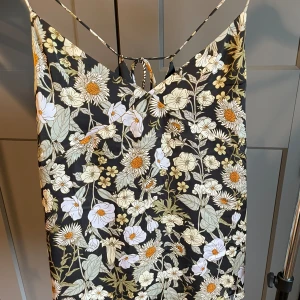 Linne aldrig använt  - Linne från hm. Aldrig använt. Knyts med tunna axelband bak. Blankt tyg likt siden.