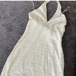 Vit klänning  - En söt klänning som jag precis köpt på plick men som tyvär inte passade bara💕 [ bilden är lånad från förra anonsen]