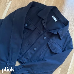 Jeansjacka  - Jeansjacka från Gina tricot som bara är använd en gång🫶🏻