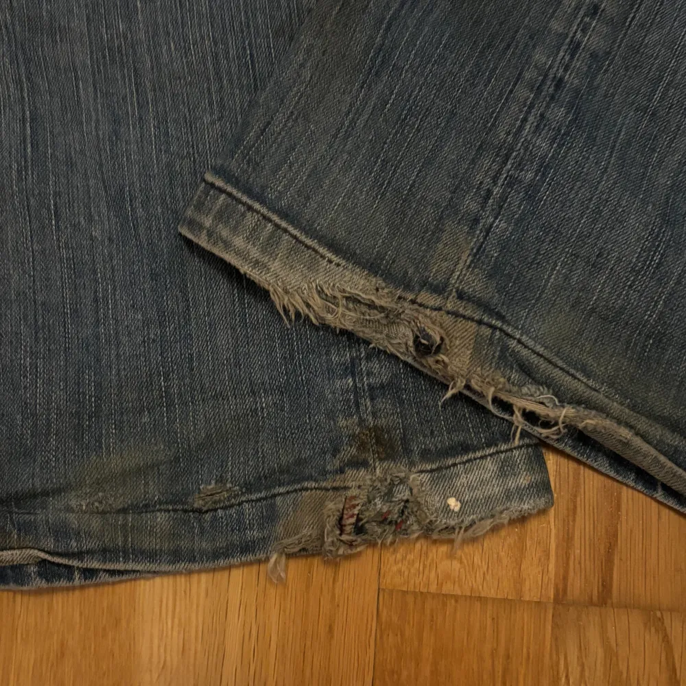 Säljer dessa lågmidjade jeans som är bootcut från next då de är för stora. De är i fint skick bort ifrån att de är lite slitna längst ner (sista bilden)💞  Midjemått rakt över 42cm Innerbenslängd 78cm. Jeans & Byxor.