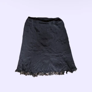 svart kjol med spetsdetaljer🖤 - jättefin kjol med spetsdetaljer köpt på humana! en del av spetsen har slitits i tvätten men den är fortfarande jättefin och har flera delar av oförstörd spets. står ingen storlek men skulle uppskatta till en M/L!🖤