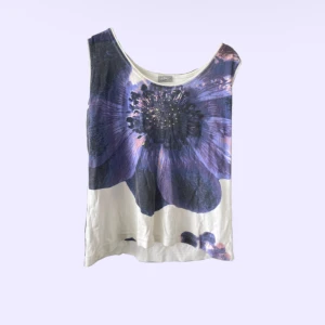 blommig topp med pärlor  - jättefin topp med blommigt motiv och pärlor! köpt secondhand. säljer då den inte kommer till användning. står ingen storlek men sitter som en L🪻