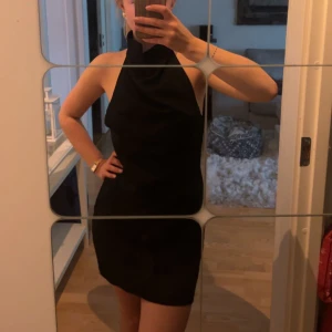 Svart halterneckklänning med öppen rygg - Jättesnygg klänning från na-kd. Aldrig använd! 