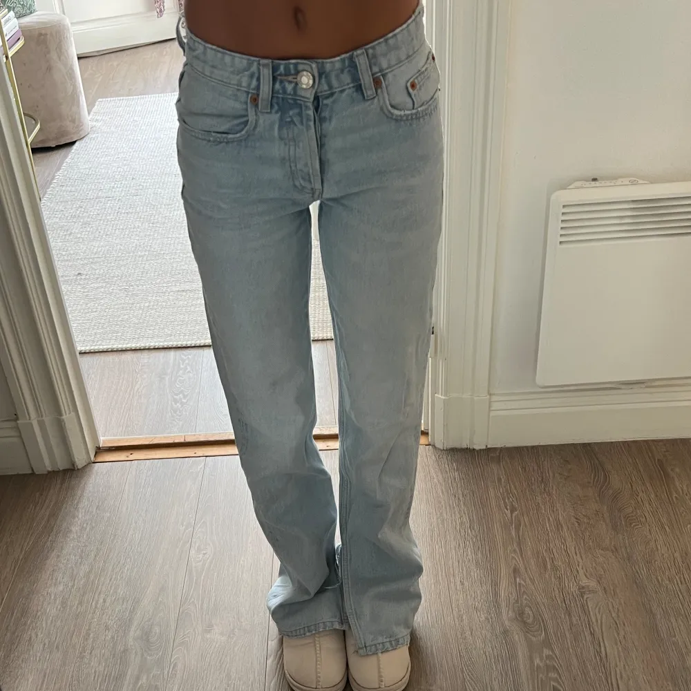 low waist jeans med slits från zara. storlek 32 men skulle snarare säga 34. innerbenslängd 78 cm.   något missfärgade längst ner på baksidan då de är för långa för mig . Jeans & Byxor.