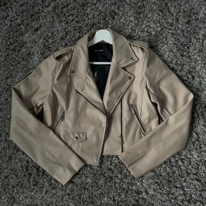 Beige skinnjacka - PLT  - Så snygg och helt oanvänd skinnjacka!! Köpte till min lillasyster men den va försliten och kunde ej reklamera. Passar perfekt på mig som än en S. Köparen står för frakten. 
