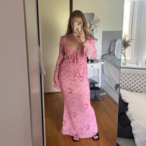 Somrigt rosa set Cider  - Jättefint tvådelat set från Cider. Prislappen är kvar! Toppen är stl XS Kjolen är stl S.   Köparen står för frakten.