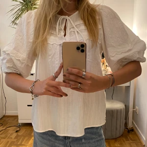 Vit topp - Säljer min super fina vita blus/topp från Wareouse i storlek 36!
