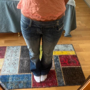 Diesel jeans - Vintage bootcut diesel jeans! Innerbenslängd 82 cm och midjemått tvärs över 40 cm. Storlek 29, skulle säga att dom passar s/m. Skriv privat för fler bilder 💗💗