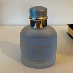 Dolce gabbana light blue intense 100 ml - En fräsch doft från dolce Gabbana. Ett bra val att använda på sommaren om man vill ha något som är fräsch och citrus. Har använt några gånger men vill sälja vidare. 