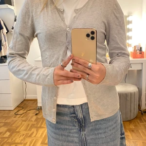 Grå kofta från Saint Tropez - Säljer min gråa tunna kofta från Saint Tropez! Koftan är i storlek S 🙌🏼