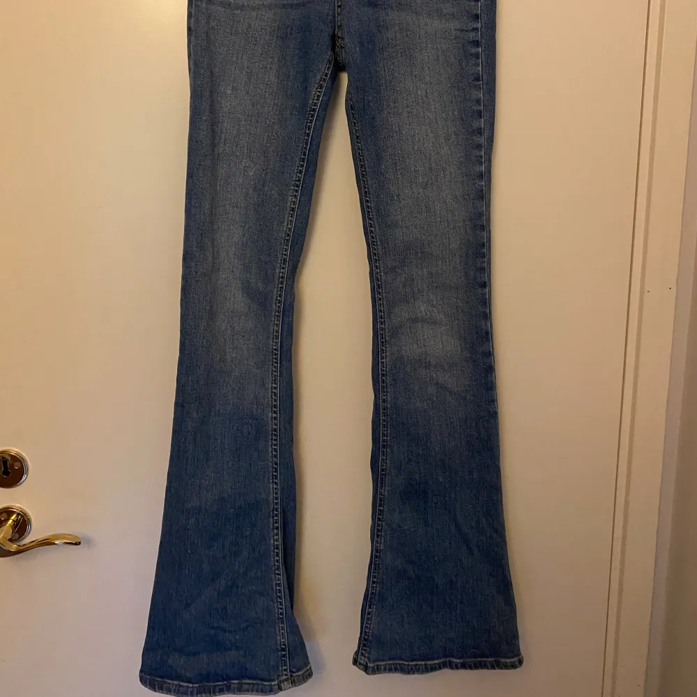 Bootcut jeans från Gina Tricot. Mid/high waist. Storlek S. Säljs för 200kr. Kan skicka flera bilder!. Jeans & Byxor.