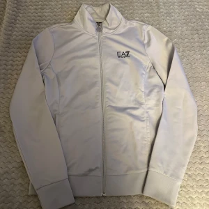 Ea7 kofta - Säljer min skit snygga Armani kofta då den ej kommer till användning, den är i nyskick💕