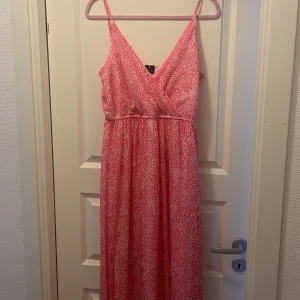 Sommrig klänning - Säljer denna super fina klänning. Säljer pga att jag aldrig använt den. Därav är den helt ny. Köpt på Vero Moda. Passar perfekt ny inför sommaren. Storlek M. Säljer för 150kr. Fast pris! 